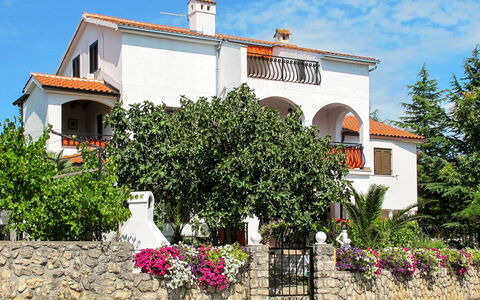 Krk Pinezići 602: Himmel, Blomst, Plante, Bygning, Ejendom, Vindue, Sky, Hus, Træ, Sommerhus