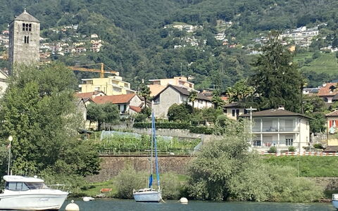 San Quirico: Vand, Båd, Ejendom, Bygning, Vandfartøjer, Plante, Træ, Køretøj, Coastal Og Oceaniske Landskabsformer, Sø