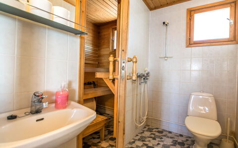 Alppikylä 13A: Træ, Bank, Hus, Sommerhus, Sø, Dam, Skov, Bjælkehytte