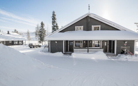 Aurinko-Saaga 4 Paritalo: Møbel, Stol, Udendørs Møbler, Bord, Træ, Udendørs Bord, Køkken & Spisebord, Skygge, Have, Paraply