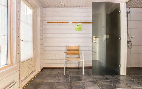 Aurinko-Saaga 4 Paritalo: Møbel, Stol, Udendørs Møbler, Bord, Træ, Udendørs Bord, Køkken & Spisebord, Skygge, Have, Paraply