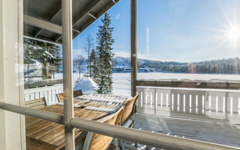 Aurinko-Saaga 4 Paritalo: Møbel, Stol, Udendørs Møbler, Bord, Træ, Udendørs Bord, Køkken & Spisebord, Skygge, Have, Paraply