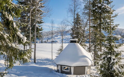 Aurinko-Saaga 4 Paritalo: Møbel, Stol, Udendørs Møbler, Bord, Træ, Udendørs Bord, Køkken & Spisebord, Skygge, Have, Paraply