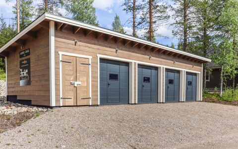 Aurinko-Saaga 4 Paritalo: Møbel, Stol, Udendørs Møbler, Bord, Træ, Udendørs Bord, Køkken & Spisebord, Skygge, Have, Paraply