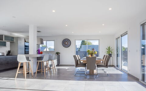 Bollevilla: Bord, Ejendom, Cabinetry, Bygning, Tallerkner, Træ, Countertop, Indretning, Bordservice, Køkken Apparat