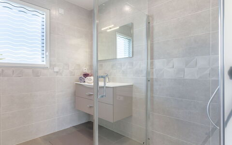 Bollevilla: Bord, Ejendom, Cabinetry, Bygning, Tallerkner, Træ, Countertop, Indretning, Bordservice, Køkken Apparat