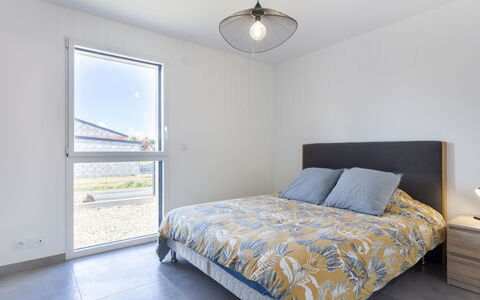 Bollevilla: Bord, Ejendom, Cabinetry, Bygning, Tallerkner, Træ, Countertop, Indretning, Bordservice, Køkken Apparat