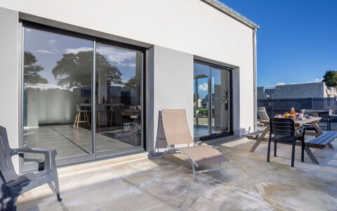 Bollevilla: Bord, Ejendom, Cabinetry, Bygning, Tallerkner, Træ, Countertop, Indretning, Bordservice, Køkken Apparat