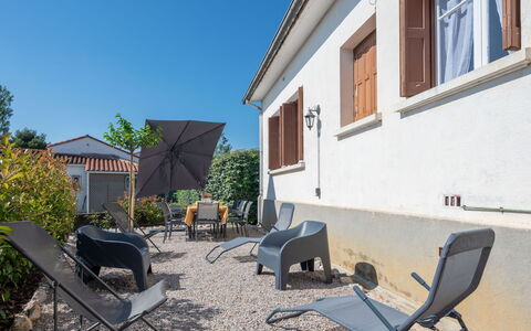 La Vigneronne: Møbel, Ejendom, Bord, Cabinetry, Stol, Træ, Bygning, Belysning, Countertop, Indretning