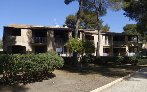 Saint Cyr sur Mer les Lecques 255: Plante, Himmel, Bygning, Ejendom, Vindue, Træ, Arkitektur, Land Lot, Hus, Kvarter
