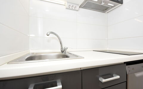 Vir 127: Tap, Køkkenvask, Håndvask, Cabinetry, Countertop, Ejendom, Sanitærarmatur, Hvid, Køkken, Indretning