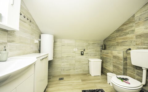 Vir 127: Toiletbræt, Toilet, Hvid, Bygning, Badeværelse, Sanitærarmatur, Sort, Purple, Etage, Gulvbelægning