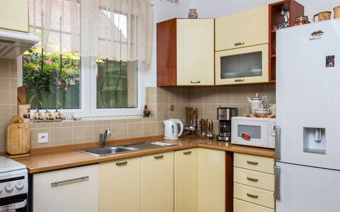 Twin Combo: Cabinetry, Countertop, Køkkenvask, Håndvask, Ejendom, Plante, Køkken, Skuffe, Komfur, Indretning