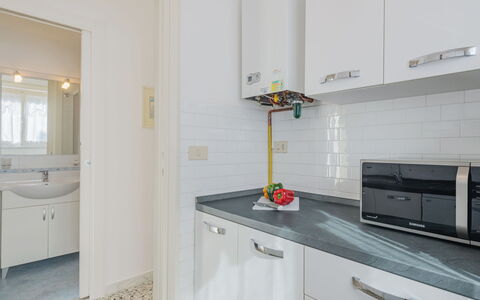 Manuela: Cabinetry, Møbel, Countertop, Ejendom, Bygning, Badeværelsesskab, Tap, Skuffe, Spejl, Indretning