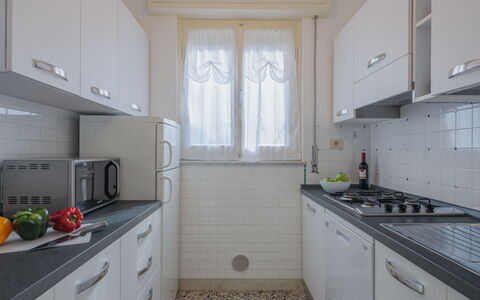 Manuela: Cabinetry, Countertop, Ejendom, Køkkenvask, Håndvask, Bygning, Køkken, Komfur, Etage