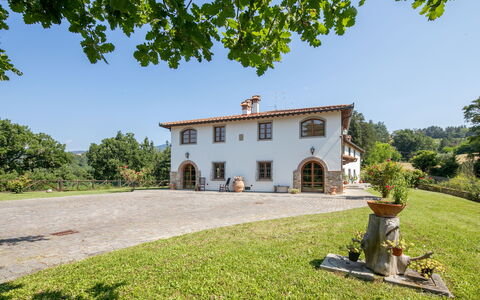 Grezzano Villa: Plante, Bygning, Himmel, Vindue, Træ, Hus, Græs, Land Lot, Landskab, Boligområde