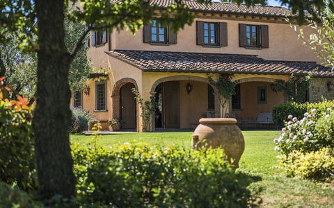 Villa Di Corazzano: Plante, Bygning, Vindue, Blad, Træ, Dør, Hus, Vegetationen, Boligområde, Sommerhus