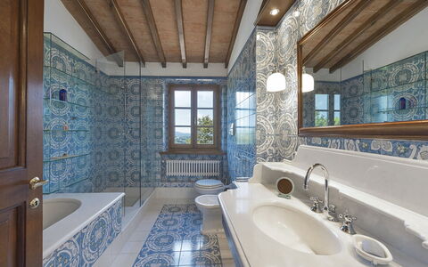 Villa Di Corazzano: Spejl, Tap, Ejendom, Sanitærarmatur, Badekar, Håndvask, Badeværelse, Azure, Vindue, Indretning