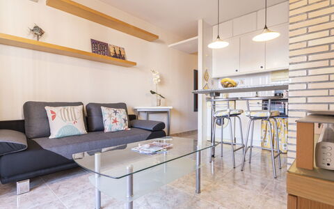 Torrepuerto: Bord, Møbel, Couch, Hylde, Indretning, Reoler, Studio Couch, Etage, Gulvbelægning, Stue