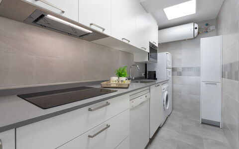 Reus Mediterraneo: Cabinetry, Countertop, Bygning, Ejendom, Møbel, Komfur, Køkken Apparat, Indretning, Køkken, Tap