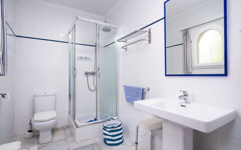 Cielo Azul: Sanitærarmatur, Spejl, Håndvask, Tap, Brusehoved, Hvid, Badeværelsesvask, Purple, Badeværelse, Bygning