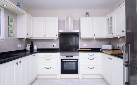 Cielo Azul: Cabinetry, Countertop, Ejendom, Møbel, Hvid, Bygning, Komfur, Blå, Skuffe, Køkken Apparat