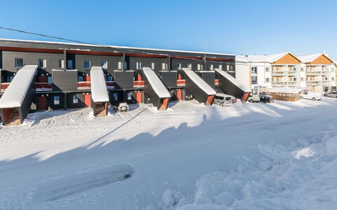 Skivillas 61 Ukkohalla (B8): Møbel, Stol, Udendørs Møbler, Bord, Træ, Udendørs Bord, Køkken & Spisebord, Skygge, Have, Paraply