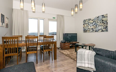 Skivillas 61 Ukkohalla (B8): Møbel, Stol, Udendørs Møbler, Bord, Træ, Udendørs Bord, Køkken & Spisebord, Skygge, Have, Paraply