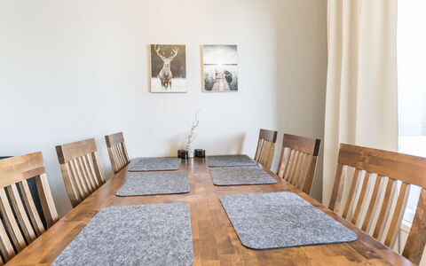 Skivillas 61 Ukkohalla (B8): Møbel, Stol, Udendørs Møbler, Bord, Træ, Udendørs Bord, Køkken & Spisebord, Skygge, Have, Paraply