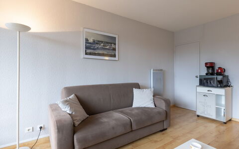 La Pecherie: Couch, Ejendom, Møbel, Billedramme, Komfort, Træ, Stue, Belysning, Indretning, Studio Couch