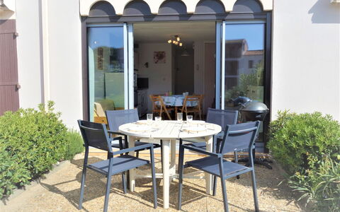 Marina 2: Bord, Plante, Møbel, Paraply, Bygning, Udendørs Bord, Udendørs Møbler, Skygge, Træ, Stol