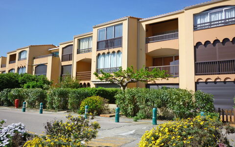 Marina 2: Plante, Bygning, Blomst, Himmel, Ejendom, Vindue, Vegetationen, Urban Design, Hus, Kvarter