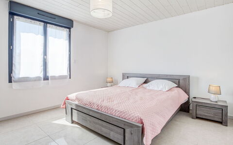 Peyroutic: Bygning, Møbel, Ejendom, Vindue, Komfort, Træ, Textile, Indretning, Bed Frame