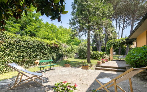 Villa Del Mugello: Plante, Ejendom, Møbel, Himmel, Udendørs Bench, Skygge, Bygning, Botanik, Træ, Udendørs Møbler