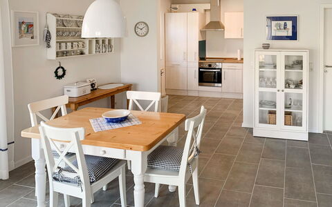 Rose: Bord, Møbel, Træ, Cabinetry, Belysning, Gulvbelægning, Stol, Arkitektur, Etage, Køkken