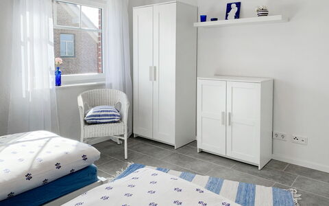 Rose: Møbel, Blå, Azure, Komfort, Dør, Gulvbelægning, Bygning, Etage, Bed Frame
