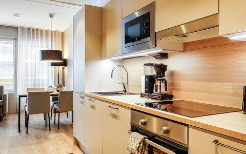 Levin Kunkku B5: Indretning, Countertop, Møbel, Gulvbelægning, Cabinetry, Køkken, Træ, Køkken Apparat, Etage, Lysarmatur