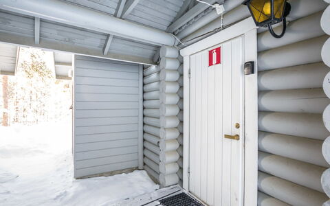 Ukkohovi 3 Paritalo: Træ, Gulvbelægning, Etage, Møbel, Trægulve, Indretning, Køjeseng, Værelse, Bejdse, Hårdttræ
