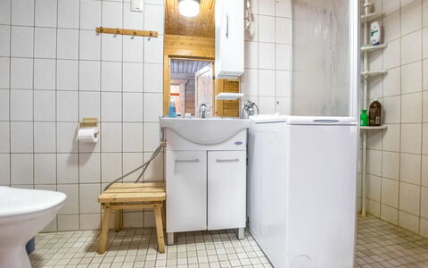 Ukkohovi 3 Paritalo: Møbel, Stol, Udendørs Møbler, Bord, Træ, Udendørs Bord, Køkken & Spisebord, Skygge, Have, Paraply