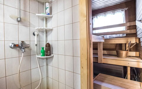 Ukkohovi 3 Paritalo: Møbel, Stol, Udendørs Møbler, Bord, Træ, Udendørs Bord, Køkken & Spisebord, Skygge, Have, Paraply