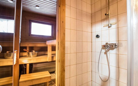 Ukkohovi 4 Paritalo: Træ, Gulvbelægning, Etage, Møbel, Trægulve, Indretning, Køjeseng, Værelse, Bejdse, Hårdttræ