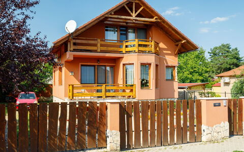 Kaldi: Bygning, Himmel, Ejendom, Vindue, Hus, Træ, Træ, Hegn, Arkitektur, Sommerhus