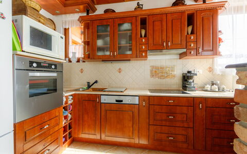 Kaldi: Cabinetry, Countertop, Møbel, Bygning, Skuffe, Køkken, Køkken Apparat, Træ, Vindue, Indretning