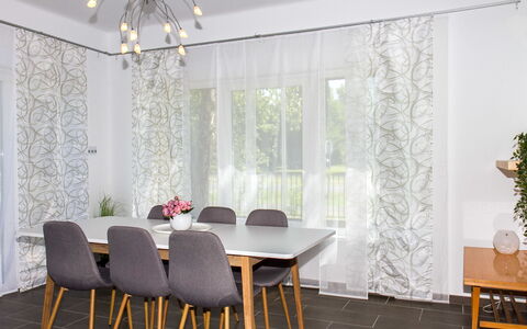 Francois: Møbel, Ejendom, Bord, Stol, Træ, Dekoration, Plante, Textile, Belysning, Arkitektur