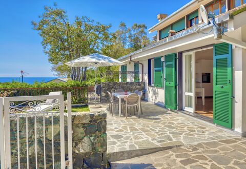 Marlà - Levanto: Himmel, Ejendom, Bord, Plante, Bygning, Azure, Skygge, Blomsterkrukke, Dør, Stol