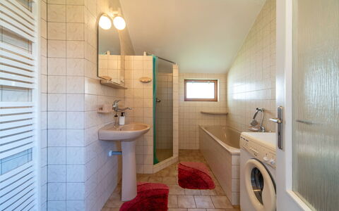 Sudoměřice: Gulvbelægning, Etage, Indretning, Væg, Sanitærarmatur, Badeværelse, Loft, Badeværelsesvask, Værelse, Tap