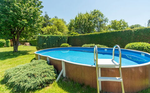 Sudoměřice: Blå, Have, Fritid, Skygge, Lawn, Landscaping, Svømmepøl, Backyard, Gård, Parkere