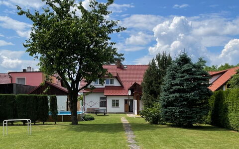 Sudoměřice: Sky, Plante, Himmel, Bygning, Ejendom, Vindue, Træ, Land Lot, Græs, Hus