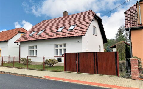 Sudoměřice: Sky, Plante, Himmel, Bygning, Ejendom, Vindue, Dør, Hus, Vejbelægning