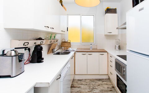 Leonor: Cabinetry, Countertop, Hvid, Køkkenvask, Køkken, Bygning, Komfur, Håndvask, Skuffe, Belysning